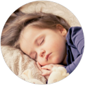 buzia małego dziecka śpiącego poduszce – zdjęcie okrągłe